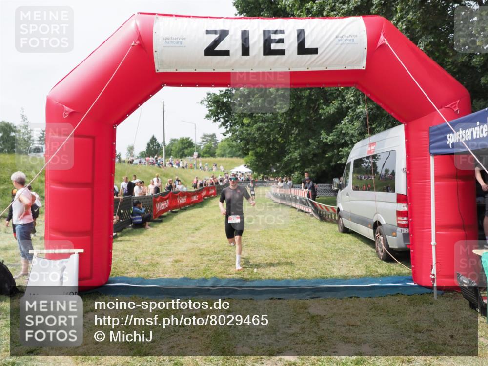 21.06.2025 - 27. Vierlanden-Triathlon MichiJ http://msf.ph/oto/8029465 15.06.2026 12:21:08 Ziel 78 meine-sportfotos.de