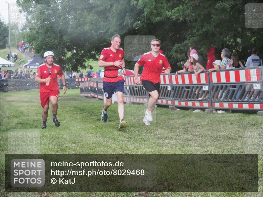 21.06.2025 - 27. Vierlanden-Triathlon KatJ http://msf.ph/oto/8029468 15.06.2025 13:35:09 Ziel 954 meine-sportfotos.de