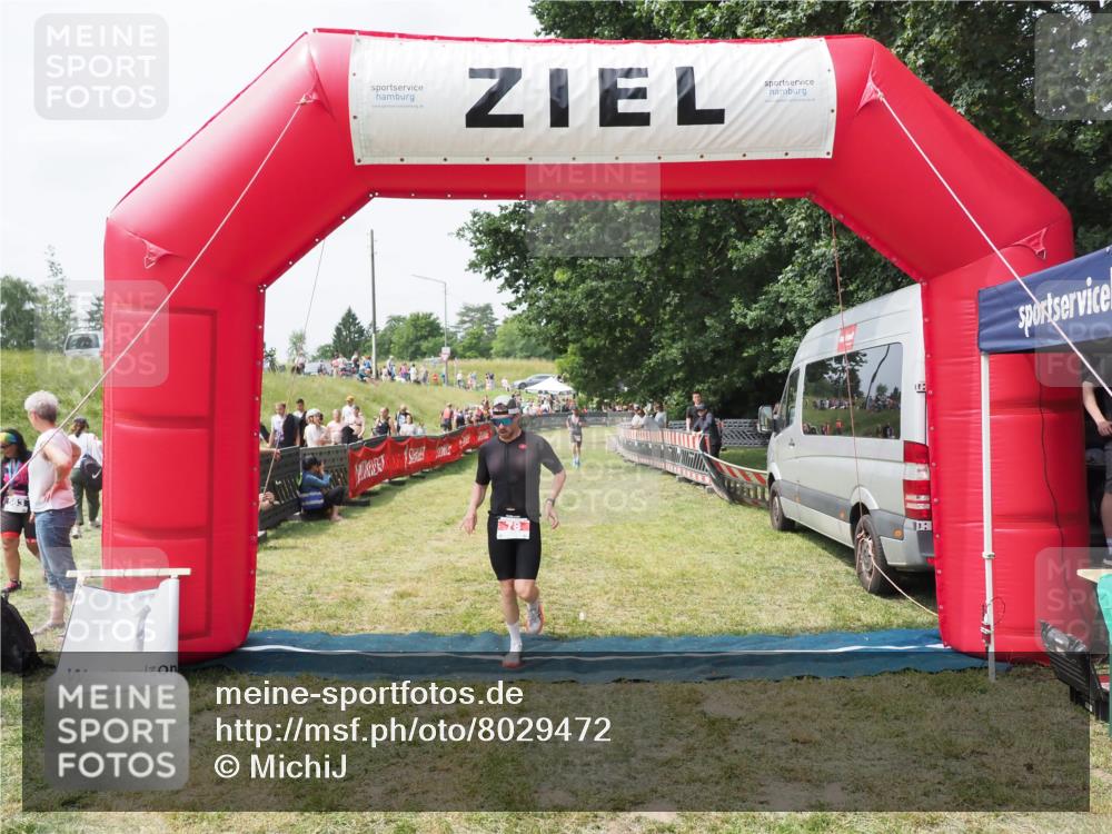 21.06.2025 - 27. Vierlanden-Triathlon MichiJ http://msf.ph/oto/8029472 15.06.2026 12:21:08 Ziel 78 meine-sportfotos.de