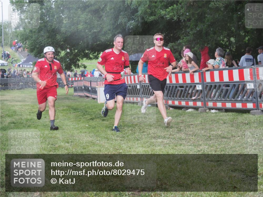 21.06.2025 - 27. Vierlanden-Triathlon KatJ http://msf.ph/oto/8029475 15.06.2025 13:35:09 Ziel 954 meine-sportfotos.de