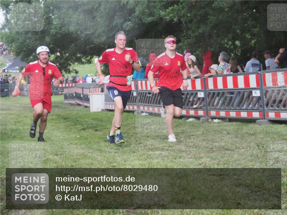 21.06.2025 - 27. Vierlanden-Triathlon KatJ http://msf.ph/oto/8029480 15.06.2025 13:35:09 Ziel 954 meine-sportfotos.de
