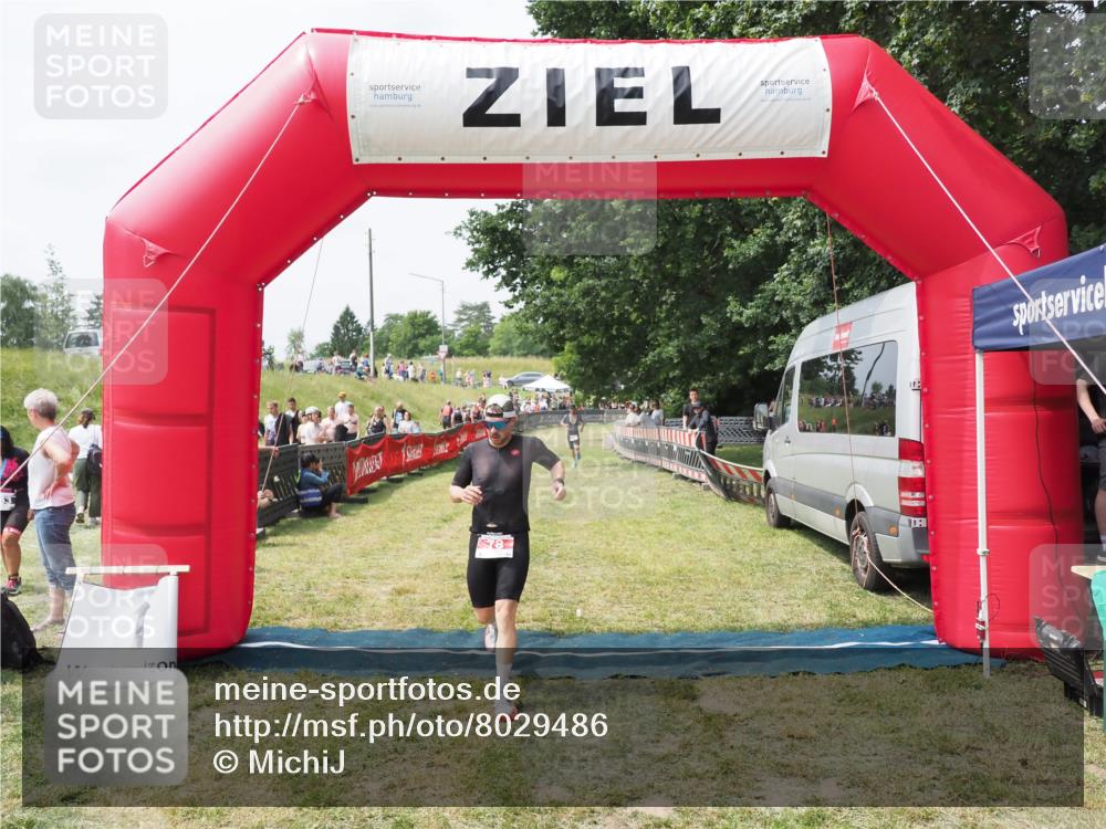 21.06.2025 - 27. Vierlanden-Triathlon MichiJ http://msf.ph/oto/8029486 15.06.2026 12:21:09 Ziel 78 meine-sportfotos.de