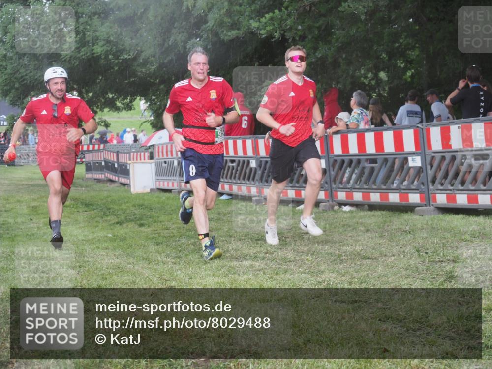 21.06.2025 - 27. Vierlanden-Triathlon KatJ http://msf.ph/oto/8029488 15.06.2025 13:35:09 Ziel 954 meine-sportfotos.de