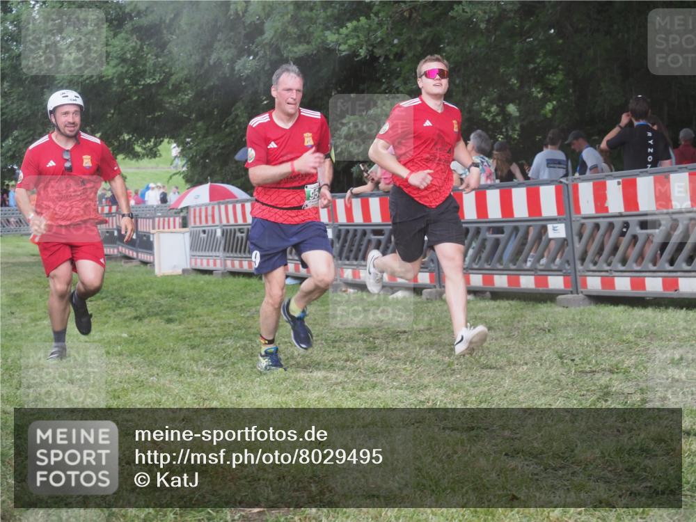 21.06.2025 - 27. Vierlanden-Triathlon KatJ http://msf.ph/oto/8029495 15.06.2025 13:35:09 Ziel 954 meine-sportfotos.de