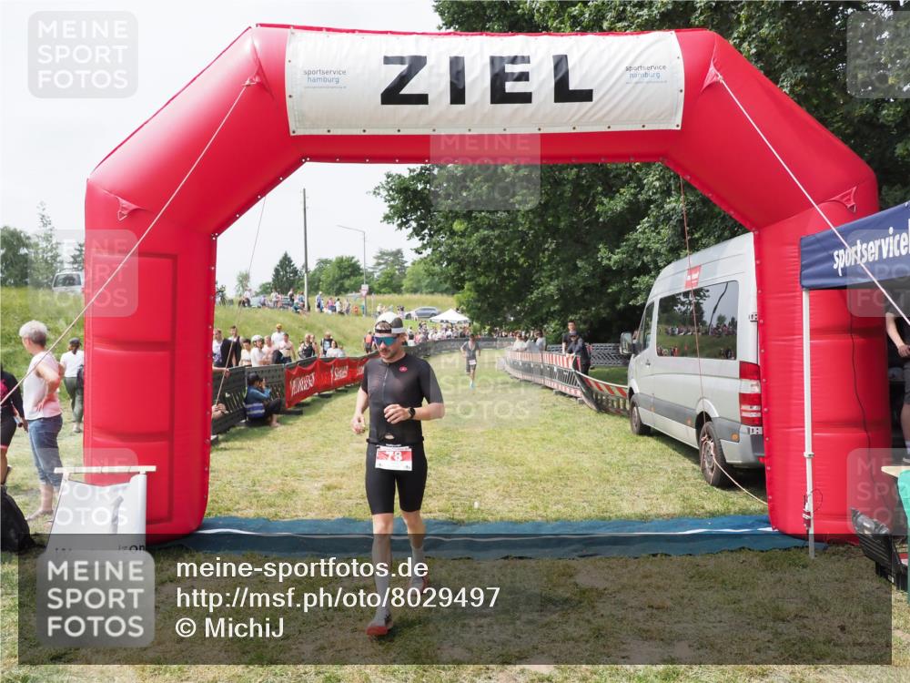 21.06.2025 - 27. Vierlanden-Triathlon MichiJ http://msf.ph/oto/8029497 15.06.2026 12:21:09 Ziel 78 meine-sportfotos.de