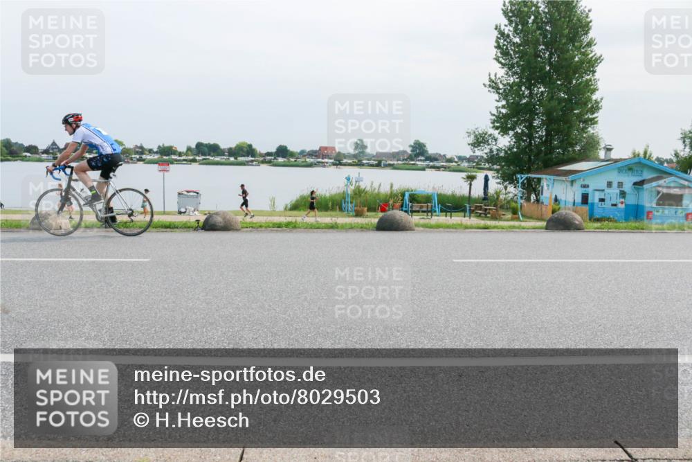 15.06.2025 - 27. Vierlanden-Triathlon H.Heesch http://msf.ph/oto/8029503 15.06.2025 11:28:08 Radfahren 237, 876, 933, 969 meine-sportfotos.de