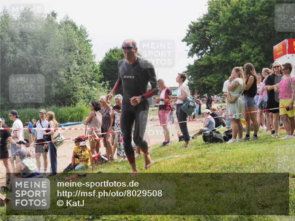15.06.2025 - 27. Vierlanden-Triathlon KatJ http://msf.ph/oto/8029508 15.06.2025 11:05:28 Schwimmen 840, 866 meine-sportfotos.de