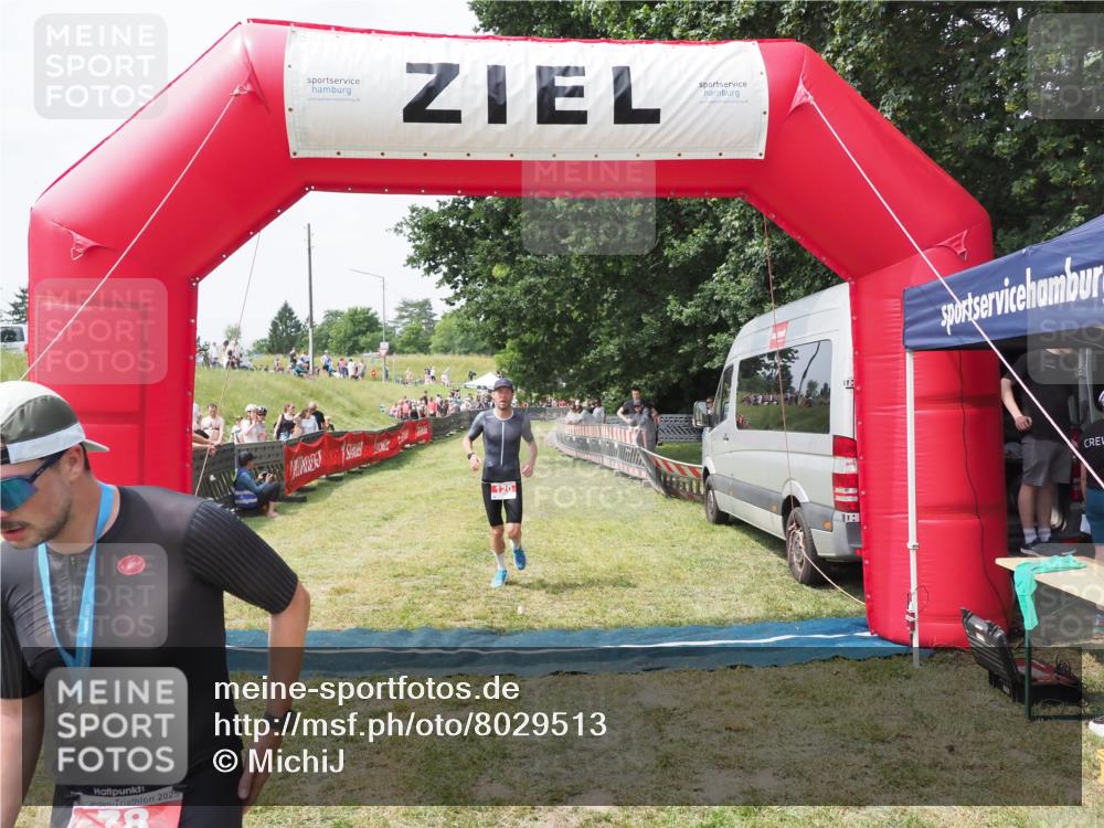 21.06.2025 - 27. Vierlanden-Triathlon MichiJ http://msf.ph/oto/8029513 15.06.2026 12:21:13 Ziel 78, 120 meine-sportfotos.de