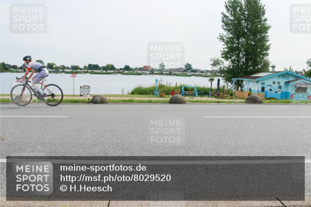 15.06.2025 - 27. Vierlanden-Triathlon H.Heesch http://msf.ph/oto/8029520 15.06.2025 10:30:47 Radfahren 553 meine-sportfotos.de