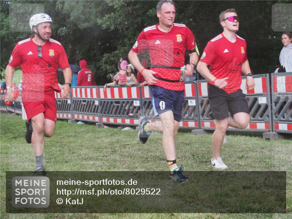 21.06.2025 - 27. Vierlanden-Triathlon KatJ http://msf.ph/oto/8029522 15.06.2025 13:35:10 Ziel 954 meine-sportfotos.de