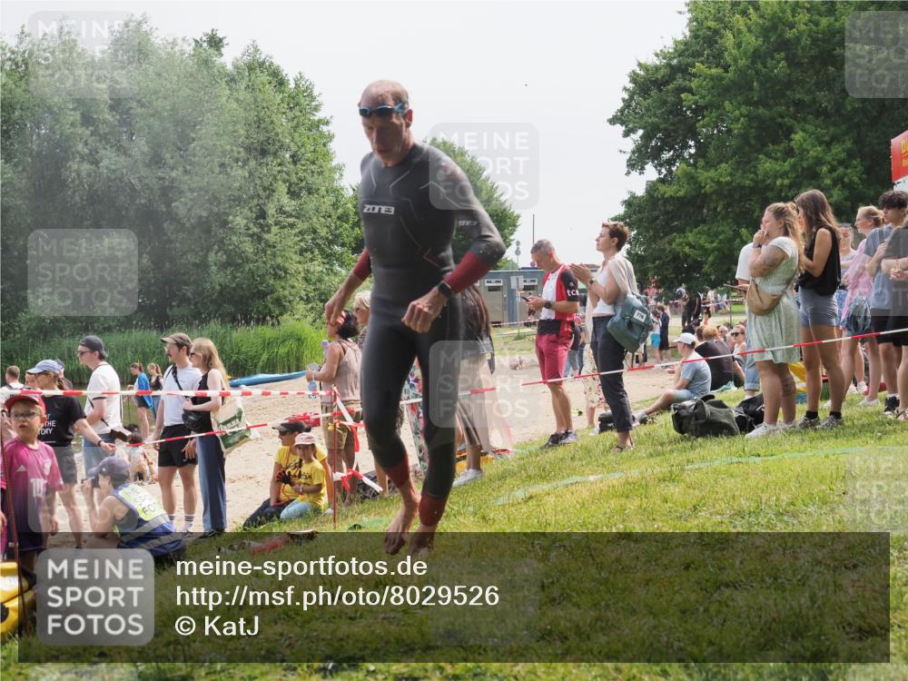 15.06.2025 - 27. Vierlanden-Triathlon KatJ http://msf.ph/oto/8029526 15.06.2025 11:05:29 Schwimmen 840, 866 meine-sportfotos.de