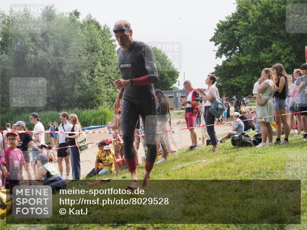 15.06.2025 - 27. Vierlanden-Triathlon KatJ http://msf.ph/oto/8029528 15.06.2025 11:05:29 Schwimmen 840, 866 meine-sportfotos.de