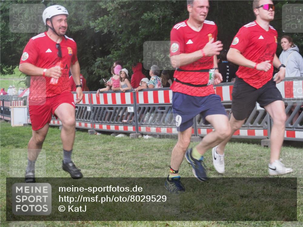 21.06.2025 - 27. Vierlanden-Triathlon KatJ http://msf.ph/oto/8029529 15.06.2025 13:35:10 Ziel 954 meine-sportfotos.de