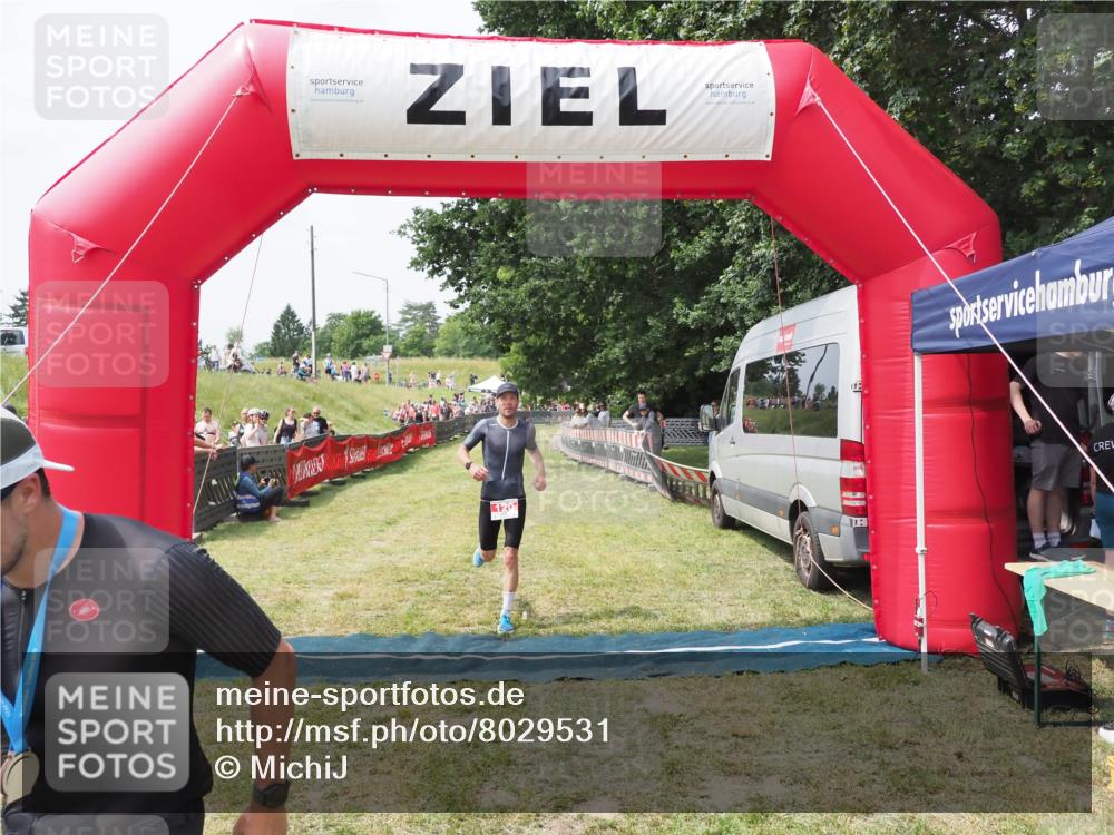 21.06.2025 - 27. Vierlanden-Triathlon MichiJ http://msf.ph/oto/8029531 15.06.2026 12:21:13 Ziel 78, 120 meine-sportfotos.de
