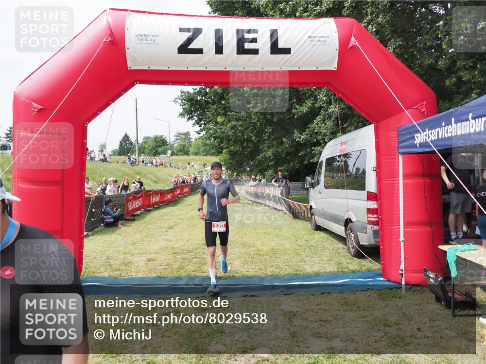 21.06.2025 - 27. Vierlanden-Triathlon MichiJ http://msf.ph/oto/8029538 15.06.2026 12:21:14 Ziel 78, 120 meine-sportfotos.de