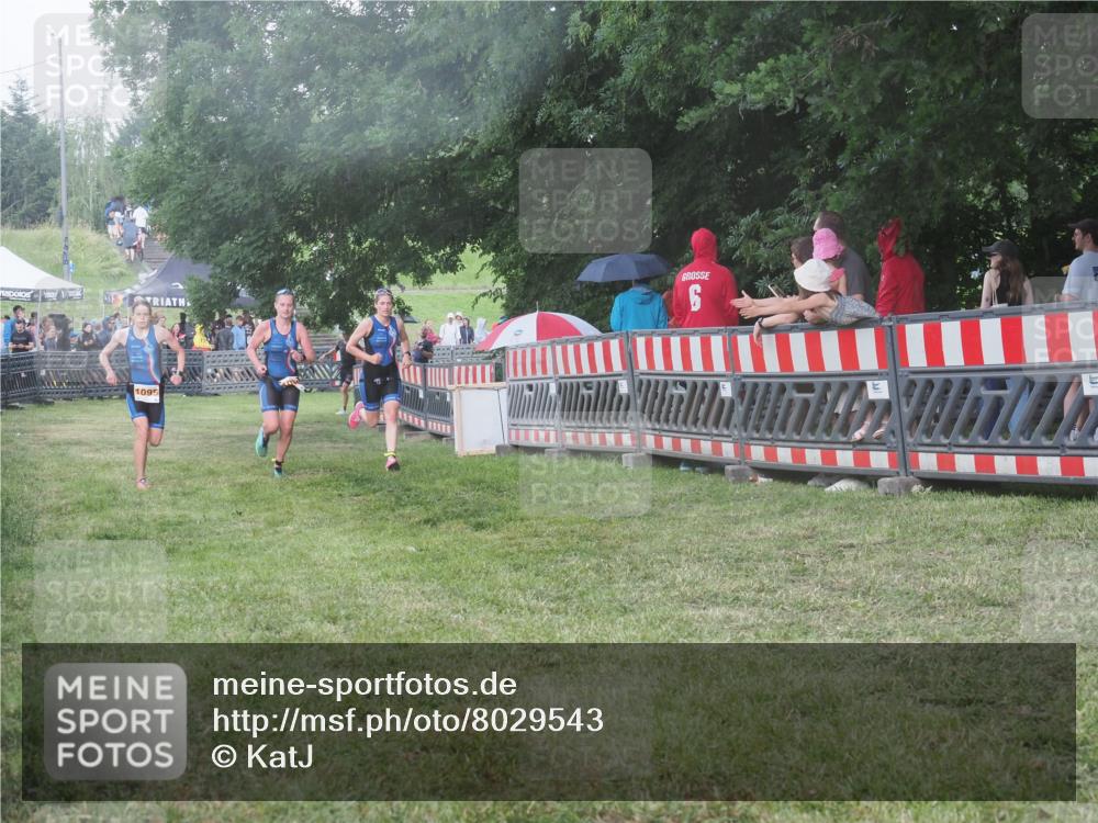 21.06.2025 - 27. Vierlanden-Triathlon KatJ http://msf.ph/oto/8029543 15.06.2025 13:35:26 Ziel 1094, 1095, 1096 meine-sportfotos.de