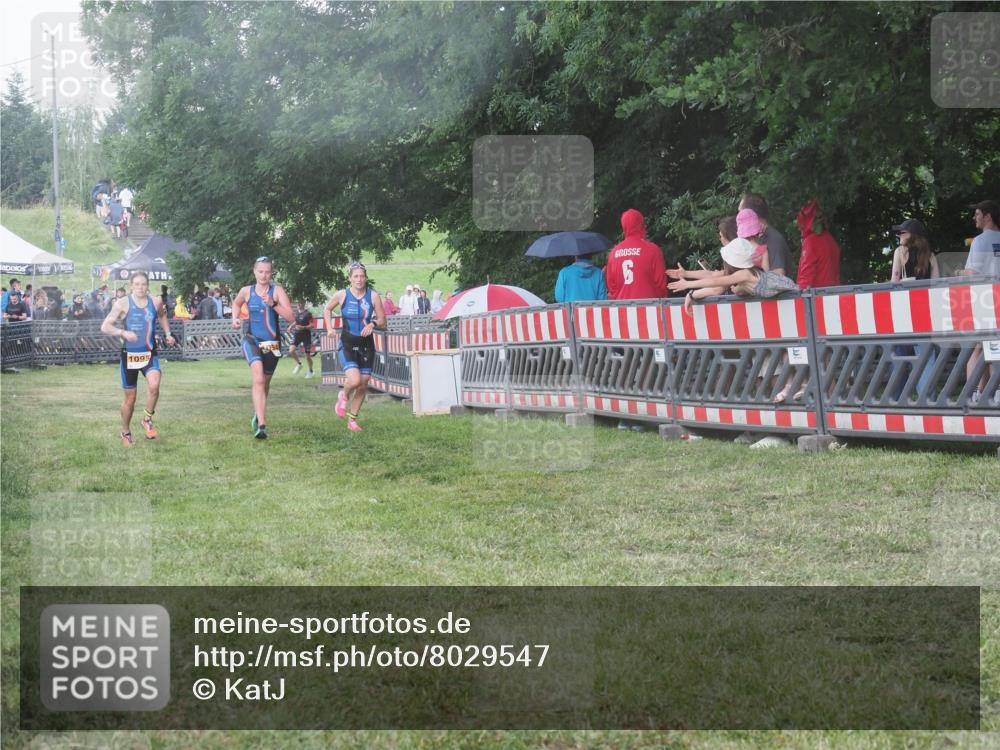 21.06.2025 - 27. Vierlanden-Triathlon KatJ http://msf.ph/oto/8029547 15.06.2025 13:35:26 Ziel 1094, 1095, 1096 meine-sportfotos.de