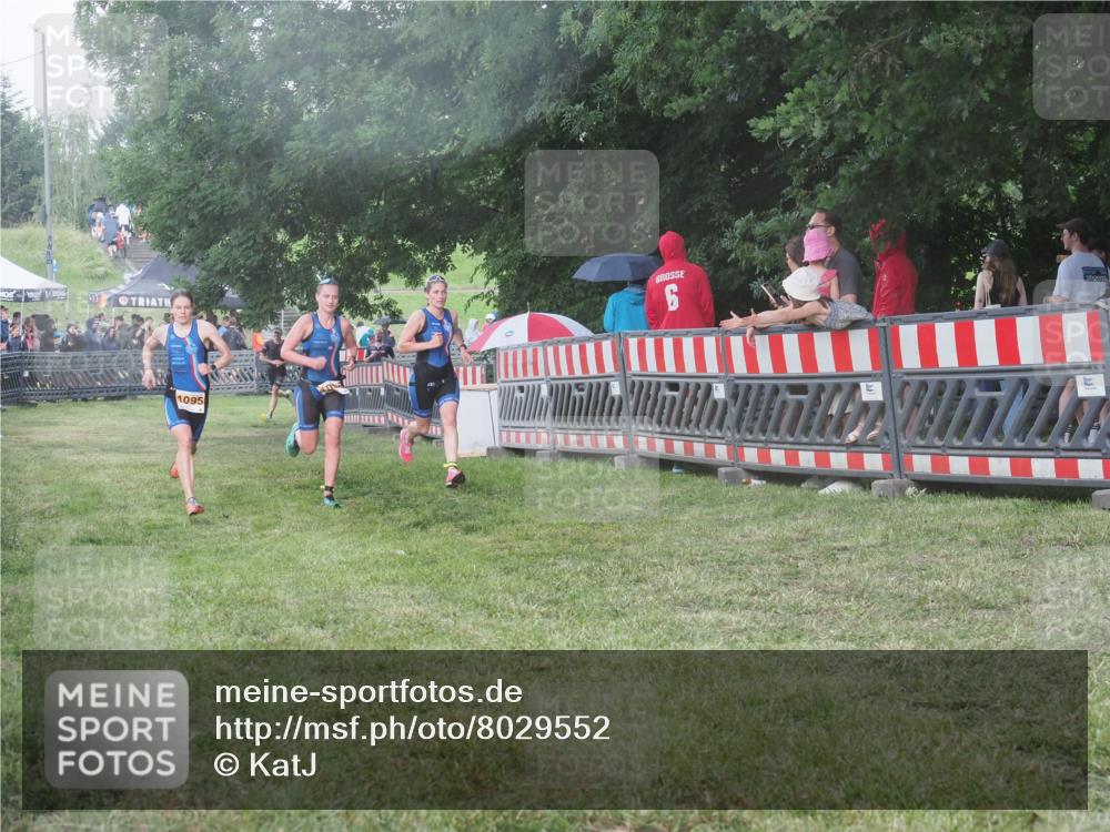 21.06.2025 - 27. Vierlanden-Triathlon KatJ http://msf.ph/oto/8029552 15.06.2025 13:35:27 Ziel 1094, 1095, 1096 meine-sportfotos.de