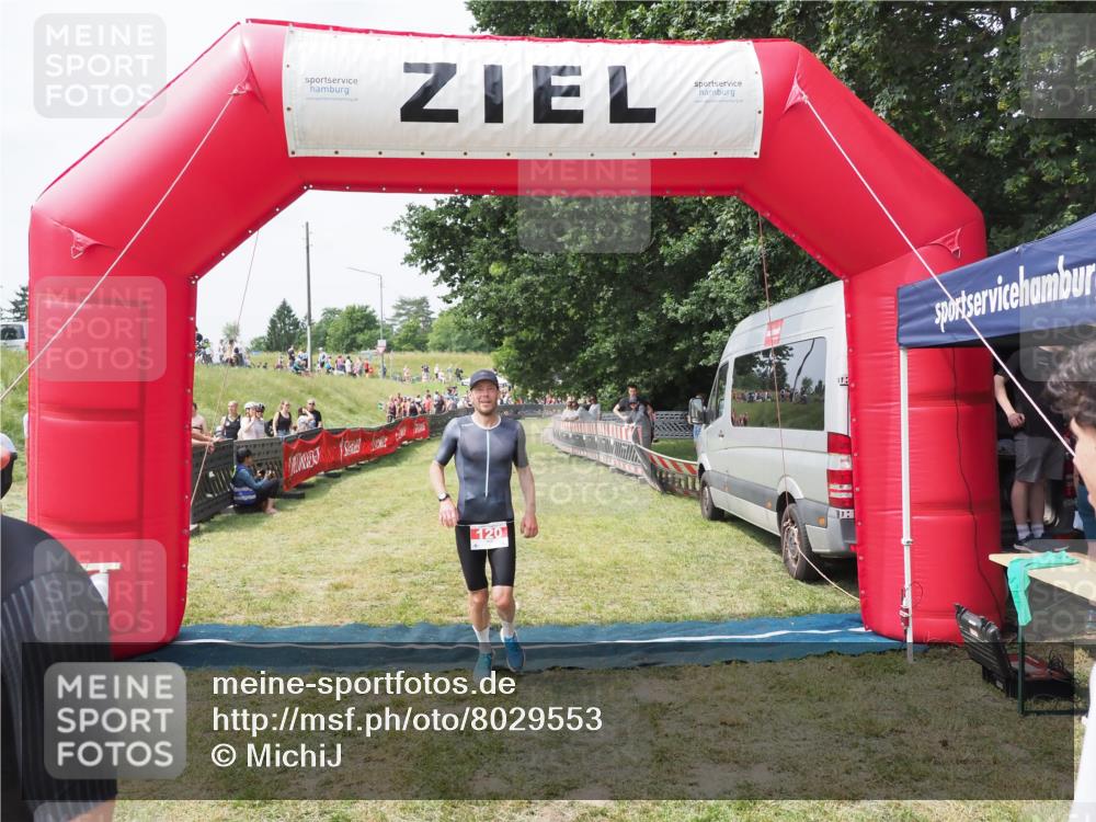 21.06.2025 - 27. Vierlanden-Triathlon MichiJ http://msf.ph/oto/8029553 15.06.2026 12:21:14 Ziel 78, 120 meine-sportfotos.de