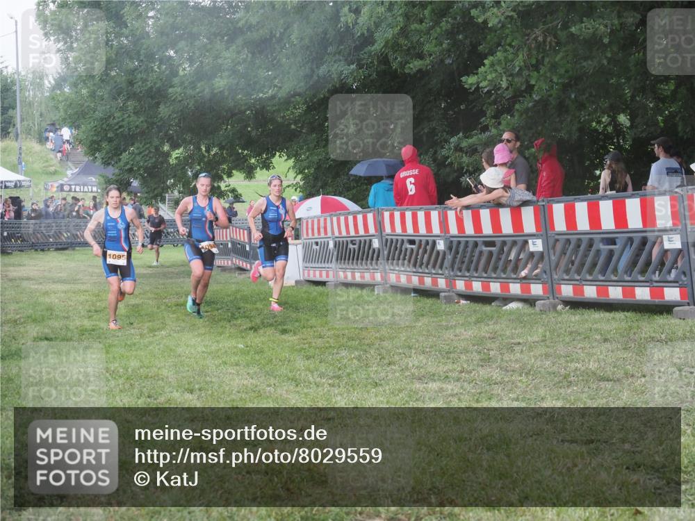 21.06.2025 - 27. Vierlanden-Triathlon KatJ http://msf.ph/oto/8029559 15.06.2025 13:35:27 Ziel 1094, 1095, 1096 meine-sportfotos.de