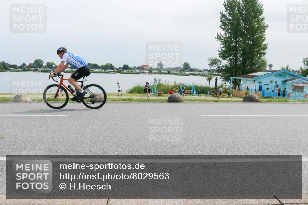 15.06.2025 - 27. Vierlanden-Triathlon H.Heesch http://msf.ph/oto/8029563 15.06.2025 11:28:37 Radfahren 925, 942, 965, 967 meine-sportfotos.de