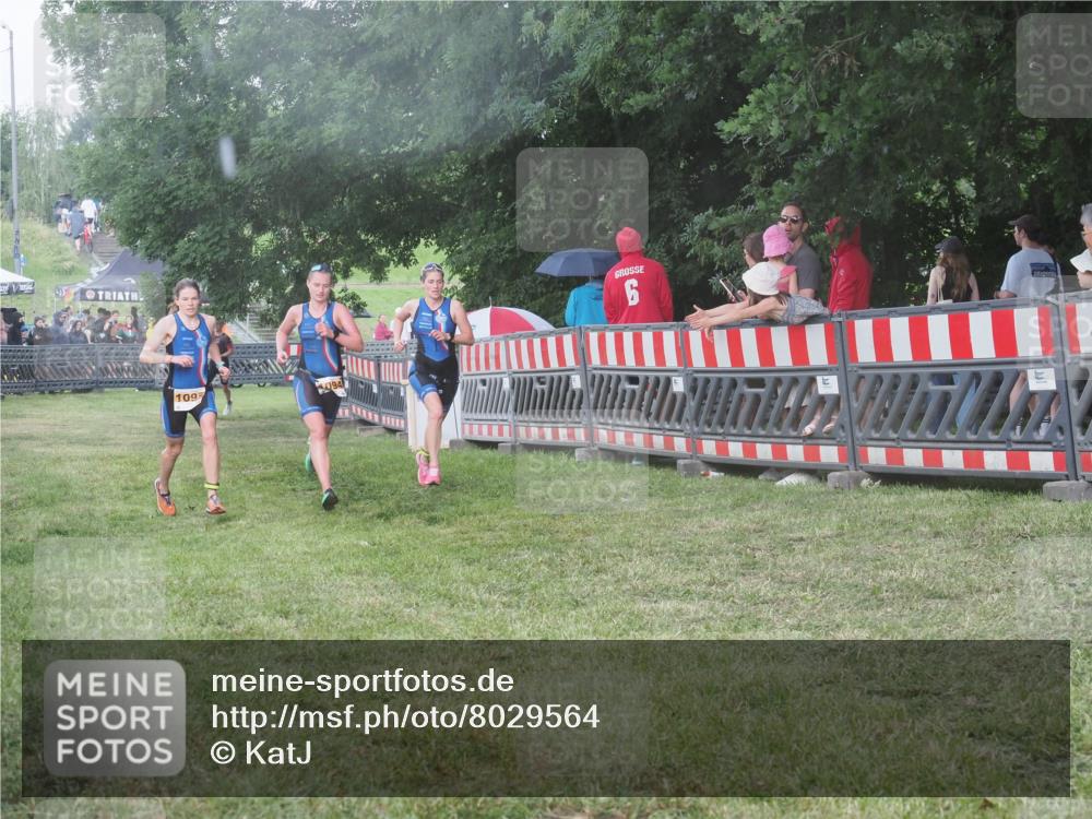 21.06.2025 - 27. Vierlanden-Triathlon KatJ http://msf.ph/oto/8029564 15.06.2025 13:35:27 Ziel 1094, 1095, 1096 meine-sportfotos.de