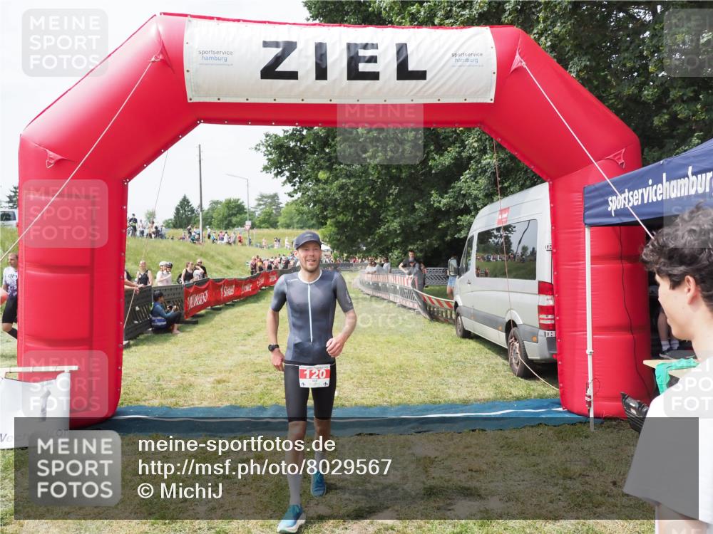 21.06.2025 - 27. Vierlanden-Triathlon MichiJ http://msf.ph/oto/8029567 15.06.2026 12:21:14 Ziel 78, 120 meine-sportfotos.de