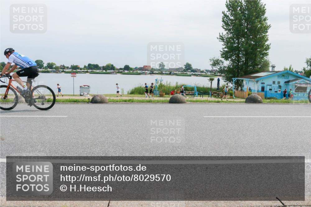 15.06.2025 - 27. Vierlanden-Triathlon H.Heesch http://msf.ph/oto/8029570 15.06.2025 11:28:37 Radfahren 925, 942, 965, 967 meine-sportfotos.de