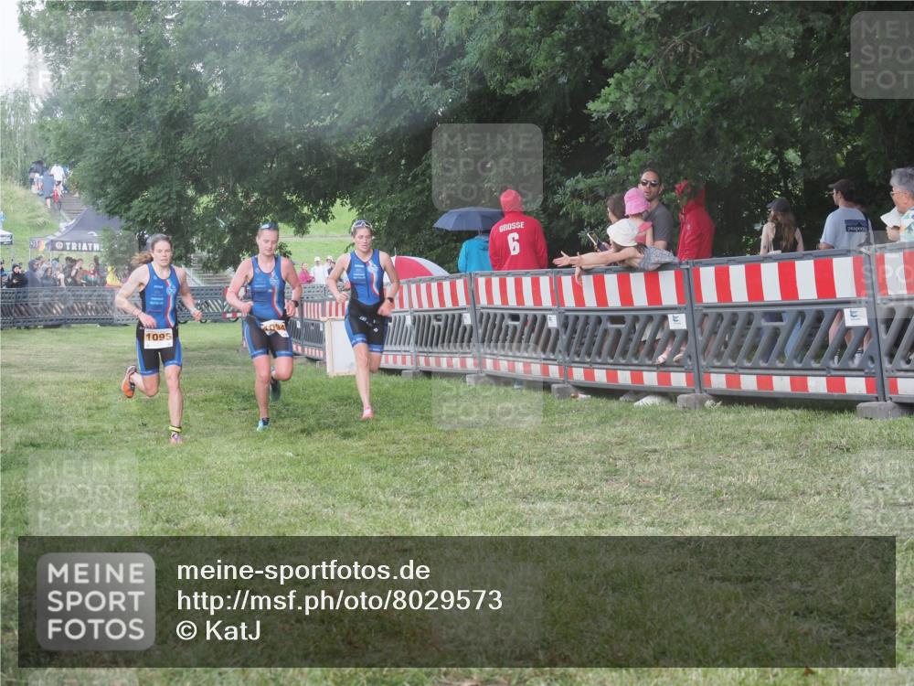 21.06.2025 - 27. Vierlanden-Triathlon KatJ http://msf.ph/oto/8029573 15.06.2025 13:35:27 Ziel 1094, 1095, 1096 meine-sportfotos.de
