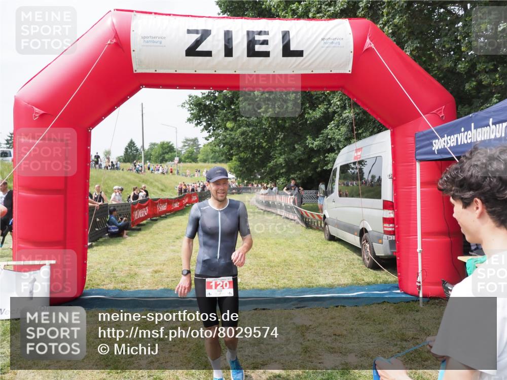 21.06.2025 - 27. Vierlanden-Triathlon MichiJ http://msf.ph/oto/8029574 15.06.2026 12:21:15 Ziel 78, 120 meine-sportfotos.de