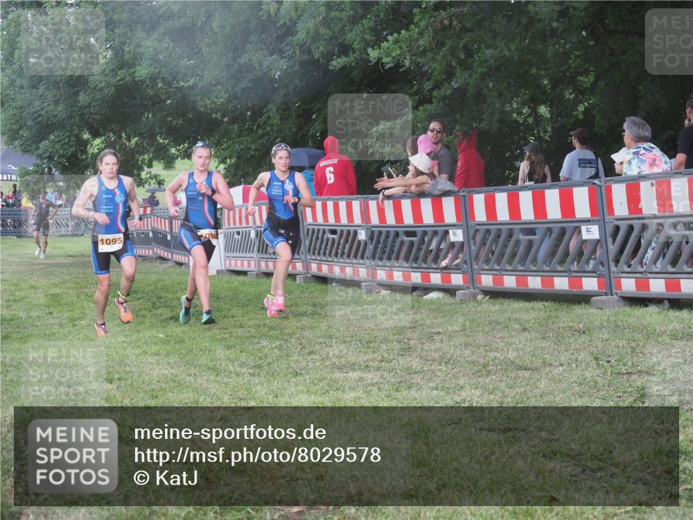 21.06.2025 - 27. Vierlanden-Triathlon KatJ http://msf.ph/oto/8029578 15.06.2025 13:35:28 Ziel 1094, 1095, 1096 meine-sportfotos.de