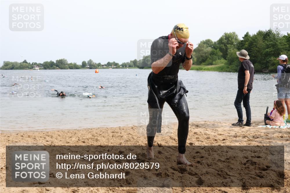 15.06.2025 - 27. Vierlanden-Triathlon Lena Gebhardt http://msf.ph/oto/8029579 15.06.2025 11:05:45 Schwimmen 779, 837, 854 meine-sportfotos.de