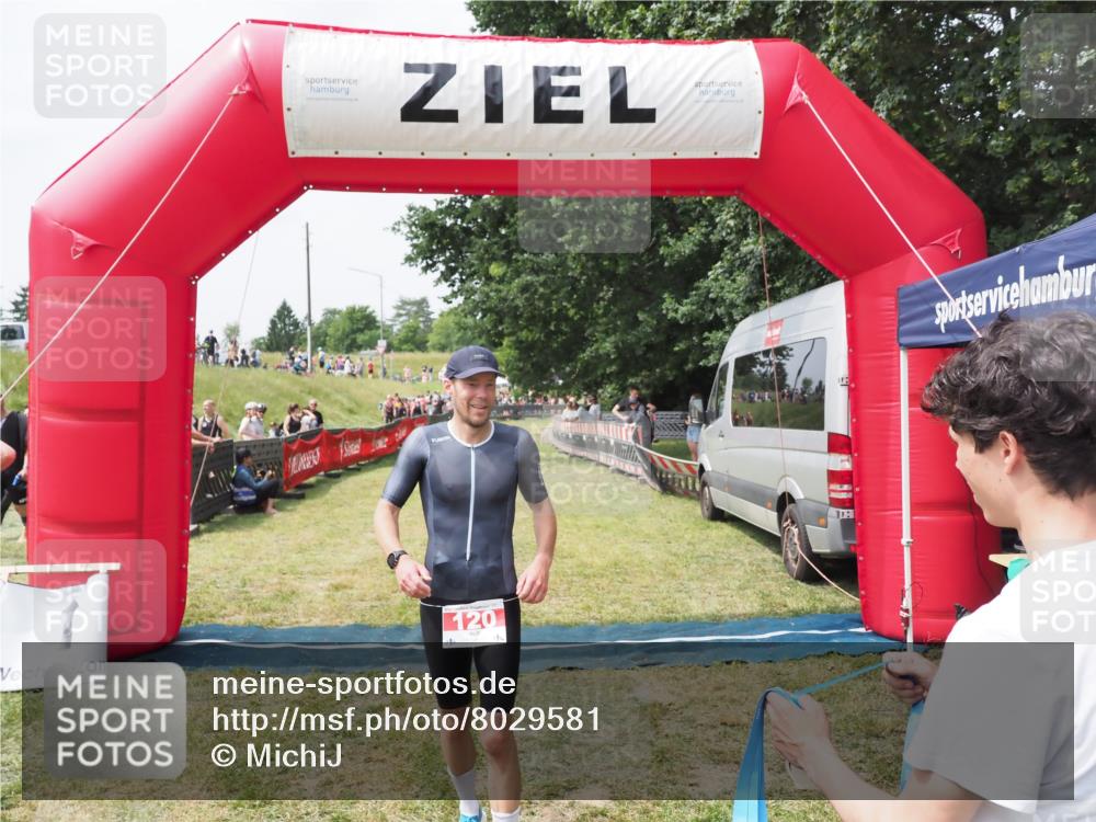 21.06.2025 - 27. Vierlanden-Triathlon MichiJ http://msf.ph/oto/8029581 15.06.2026 12:21:15 Ziel 78, 120 meine-sportfotos.de