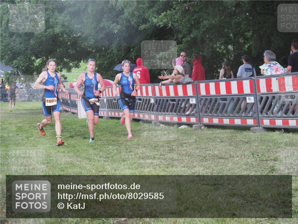 21.06.2025 - 27. Vierlanden-Triathlon KatJ http://msf.ph/oto/8029585 15.06.2025 13:35:28 Ziel 1094, 1095, 1096 meine-sportfotos.de