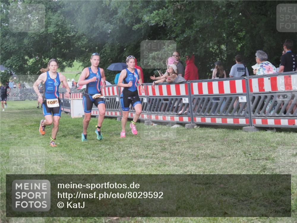 21.06.2025 - 27. Vierlanden-Triathlon KatJ http://msf.ph/oto/8029592 15.06.2025 13:35:28 Ziel 1094, 1095, 1096 meine-sportfotos.de