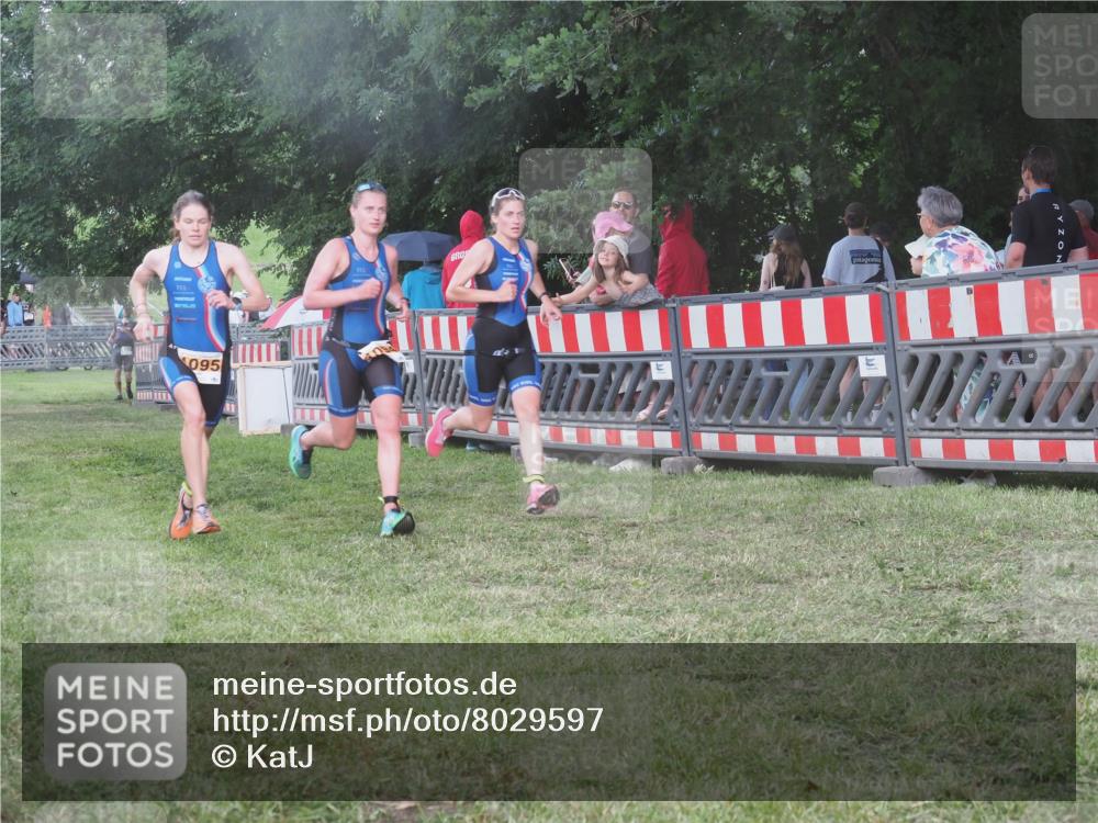 21.06.2025 - 27. Vierlanden-Triathlon KatJ http://msf.ph/oto/8029597 15.06.2025 13:35:28 Ziel 1094, 1095, 1096 meine-sportfotos.de