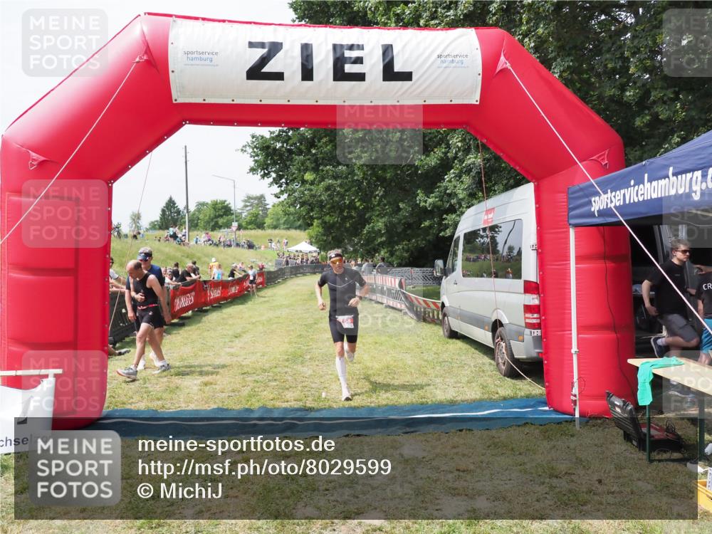 21.06.2025 - 27. Vierlanden-Triathlon MichiJ http://msf.ph/oto/8029599 15.06.2026 12:23:23 Ziel 168 meine-sportfotos.de