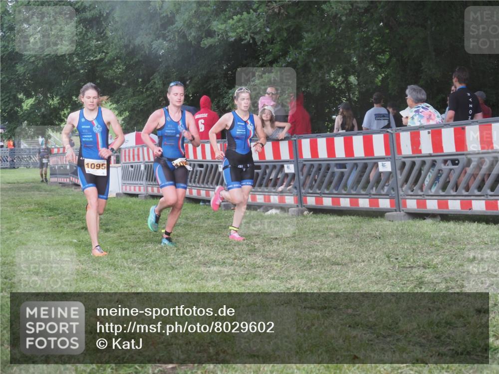 21.06.2025 - 27. Vierlanden-Triathlon KatJ http://msf.ph/oto/8029602 15.06.2025 13:35:28 Ziel 1094, 1095, 1096 meine-sportfotos.de