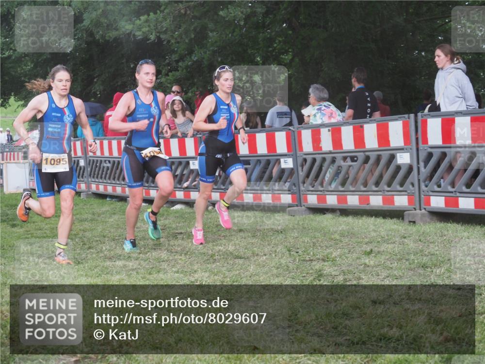 21.06.2025 - 27. Vierlanden-Triathlon KatJ http://msf.ph/oto/8029607 15.06.2025 13:35:28 Ziel 1094, 1095, 1096 meine-sportfotos.de