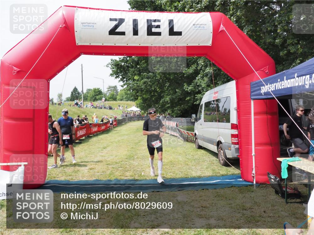 21.06.2025 - 27. Vierlanden-Triathlon MichiJ http://msf.ph/oto/8029609 15.06.2026 12:23:23 Ziel 168 meine-sportfotos.de