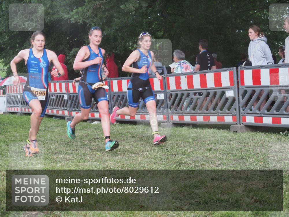 21.06.2025 - 27. Vierlanden-Triathlon KatJ http://msf.ph/oto/8029612 15.06.2025 13:35:29 Ziel 1094, 1095, 1096 meine-sportfotos.de