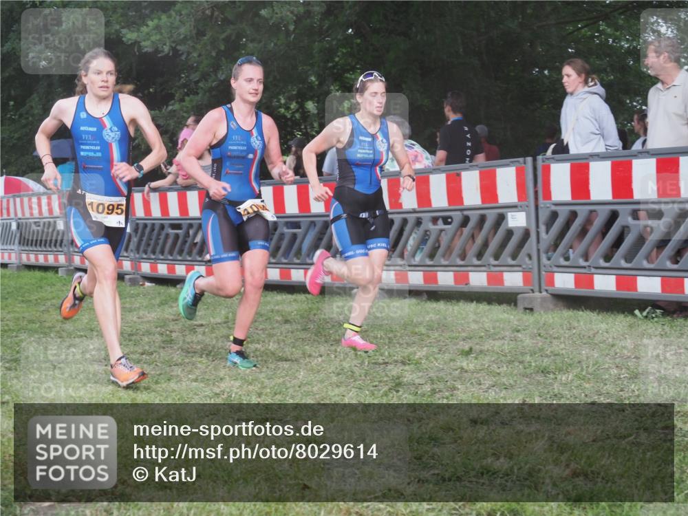 21.06.2025 - 27. Vierlanden-Triathlon KatJ http://msf.ph/oto/8029614 15.06.2025 13:35:29 Ziel 1094, 1095, 1096 meine-sportfotos.de