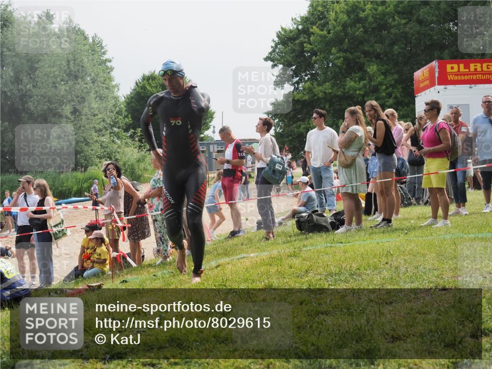15.06.2025 - 27. Vierlanden-Triathlon KatJ http://msf.ph/oto/8029615 15.06.2025 11:05:44 Schwimmen 837, 854 meine-sportfotos.de