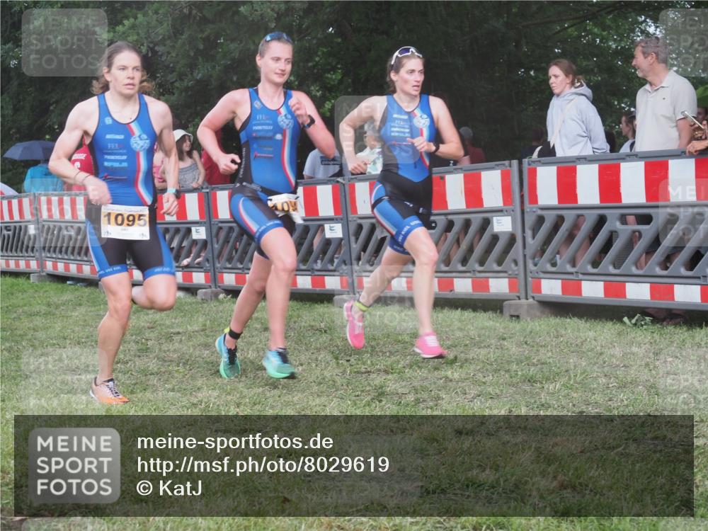 21.06.2025 - 27. Vierlanden-Triathlon KatJ http://msf.ph/oto/8029619 15.06.2025 13:35:29 Ziel 1094, 1095, 1096 meine-sportfotos.de
