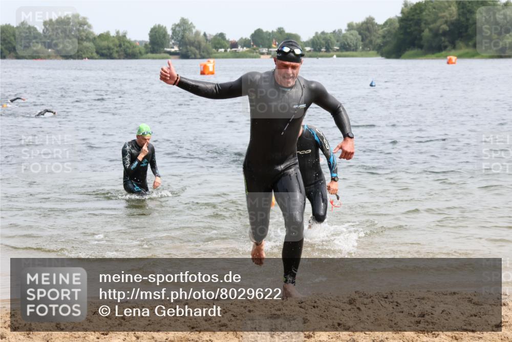 15.06.2025 - 27. Vierlanden-Triathlon Lena Gebhardt http://msf.ph/oto/8029622 15.06.2025 11:05:53 Schwimmen 670, 779, 819, 837 meine-sportfotos.de