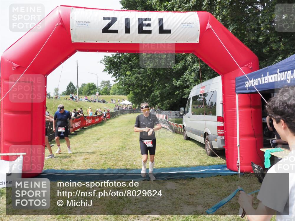 21.06.2025 - 27. Vierlanden-Triathlon MichiJ http://msf.ph/oto/8029624 15.06.2026 12:23:24 Ziel 168 meine-sportfotos.de