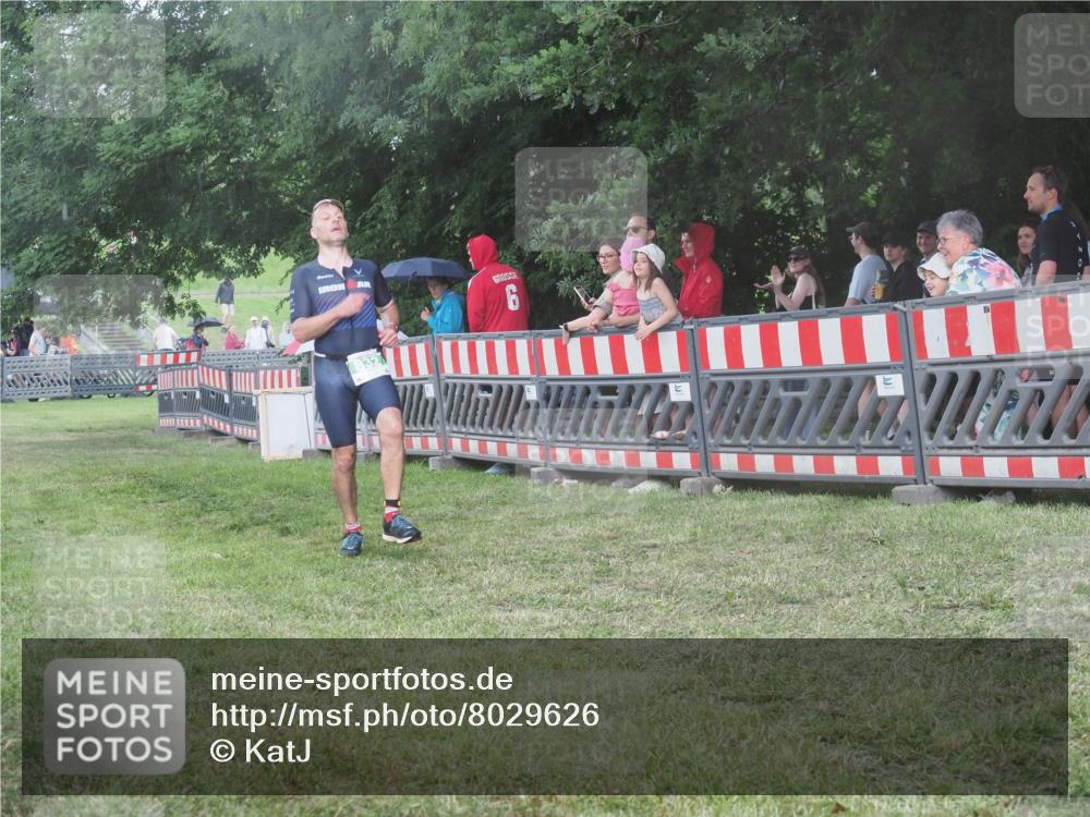 21.06.2025 - 27. Vierlanden-Triathlon KatJ http://msf.ph/oto/8029626 15.06.2025 13:35:41 Ziel 832 meine-sportfotos.de