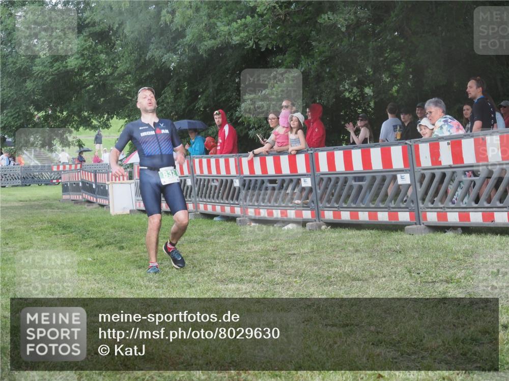 21.06.2025 - 27. Vierlanden-Triathlon KatJ http://msf.ph/oto/8029630 15.06.2025 13:35:42 Ziel 832 meine-sportfotos.de