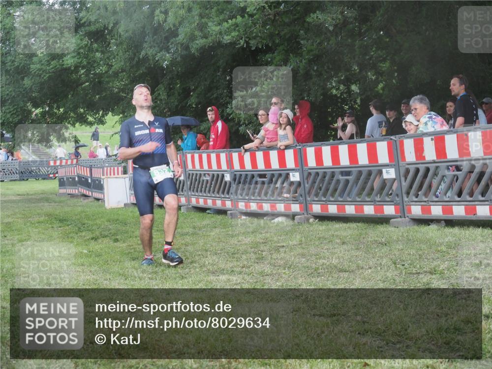 21.06.2025 - 27. Vierlanden-Triathlon KatJ http://msf.ph/oto/8029634 15.06.2025 13:35:42 Ziel 832 meine-sportfotos.de