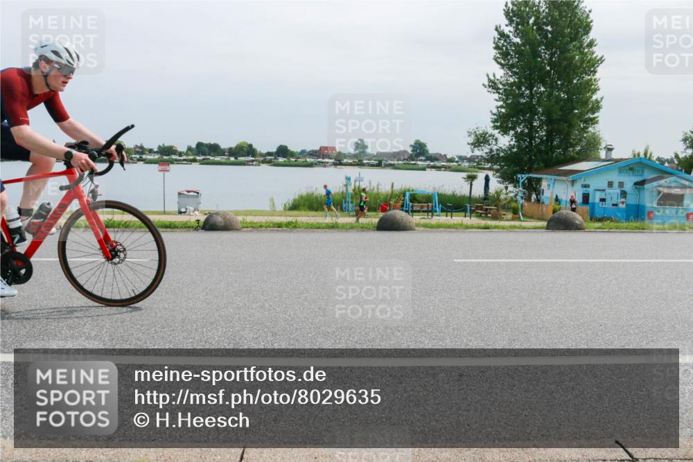 15.06.2025 - 27. Vierlanden-Triathlon H.Heesch http://msf.ph/oto/8029635 15.06.2025 11:28:52 Radfahren 72, 909 meine-sportfotos.de